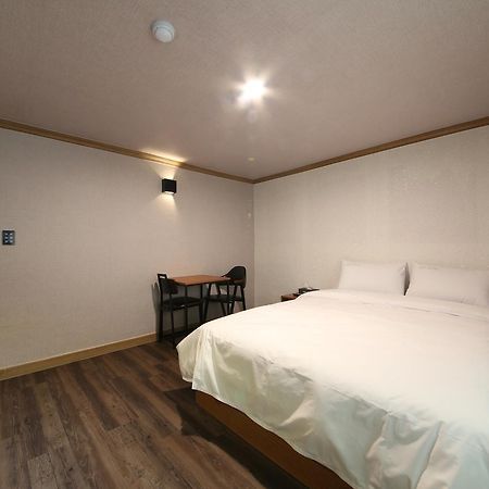 Art Hotel Gumi Exterior photo
